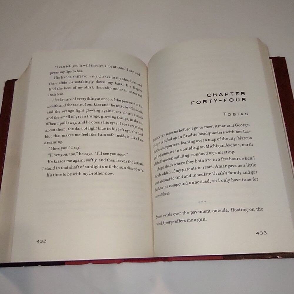 Allegiant by Veronica Roth hardback book - Picture 10 of 11